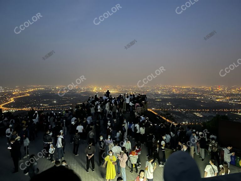 鬼笑石俯瞰北京夜景的人