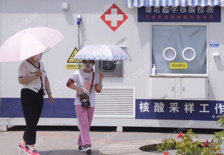 新冠疫情防控期，核酸采样点戴口罩的女孩