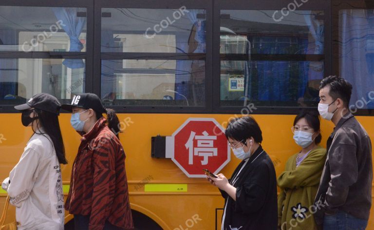 新冠疫情防控期，排队测核酸的人群