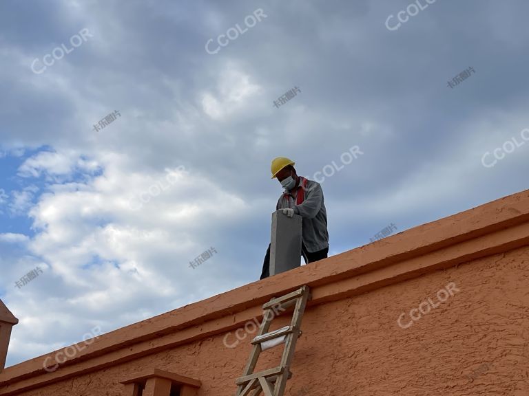 搬砖的建筑工人
