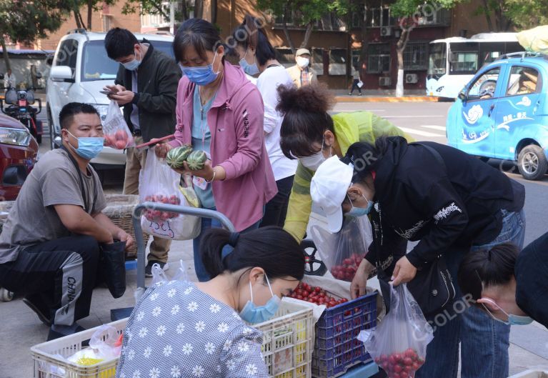 新冠疫情期，售卖蔬菜的路边摊