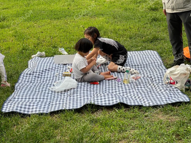 疫情期间家长带孩子在小区野餐