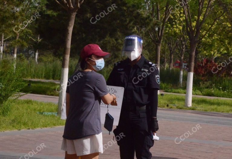 新冠疫情期的北京公园，保安查验健康码