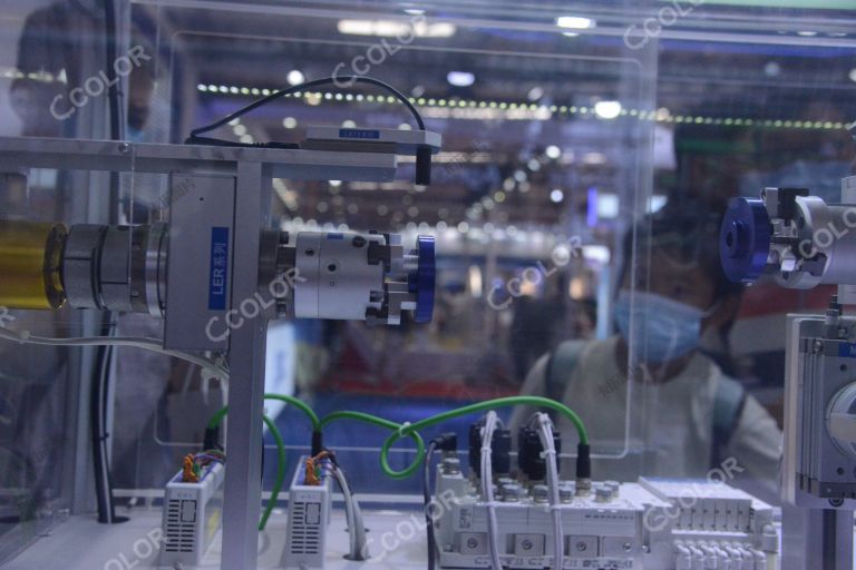 科技类：工业机器人，CNC自动拾放装置