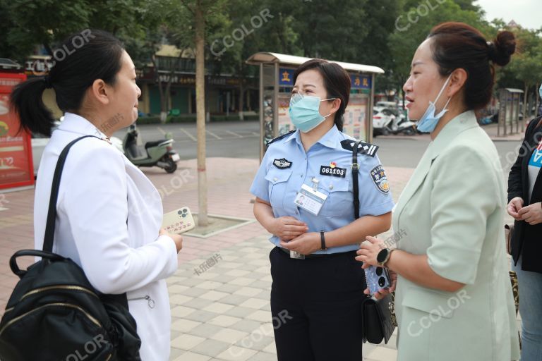 街头接受采访的民警