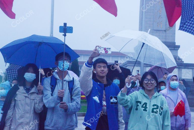 雨中观升旗，2022年国庆节