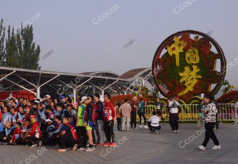 奥森公园露天剧场，中国梦花坛前的人群