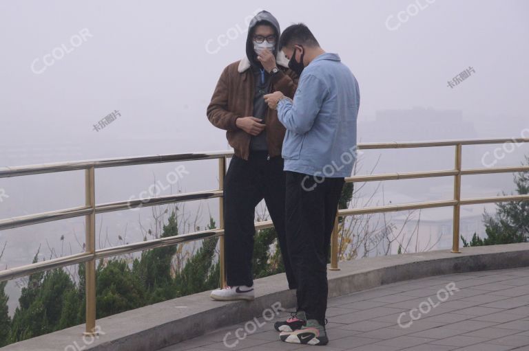 新冠疫情期，景山公园内雾霾中戴口罩的青年