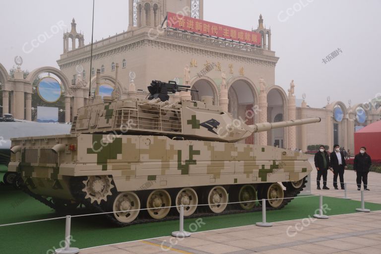 科技强军，15式轻型坦克亮相北京展览馆“奋进新时代”主题成就展