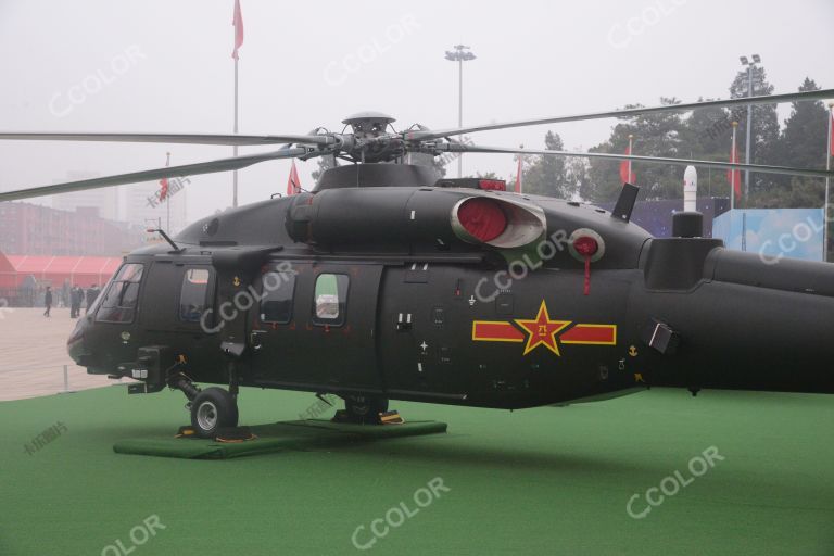 科技强军，直-20直升机亮相北京展览馆“奋进新时代”成就展