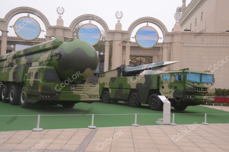 军事科技成就在北京展览馆“奋进新时代”主题成就展览中展示