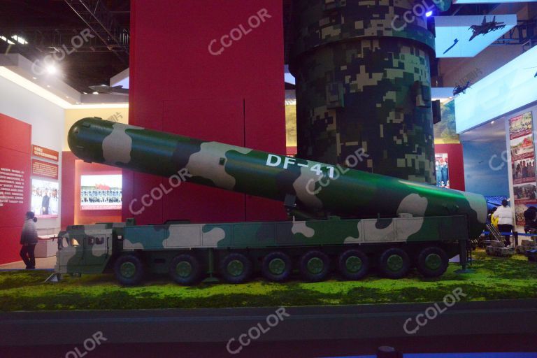 科技强军，“奋进新时代”主题成就展D-41东方导弹模型