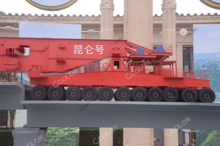 世界第一台千吨级架桥机“昆仑号”模型，“奋进新时代”主题成就展