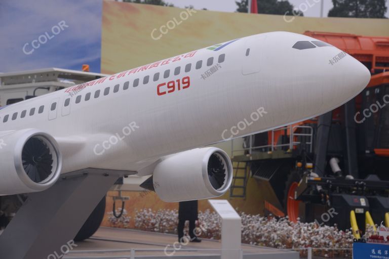 C191大型客机模型，“奋进新时代”主题成就展