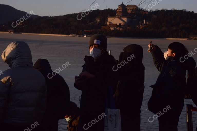 疫情中复苏的北京，颐和园内等待“金光穿洞”的游客