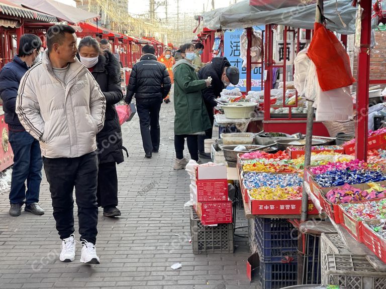 生活类：春节前夕市场上采购糖果的人