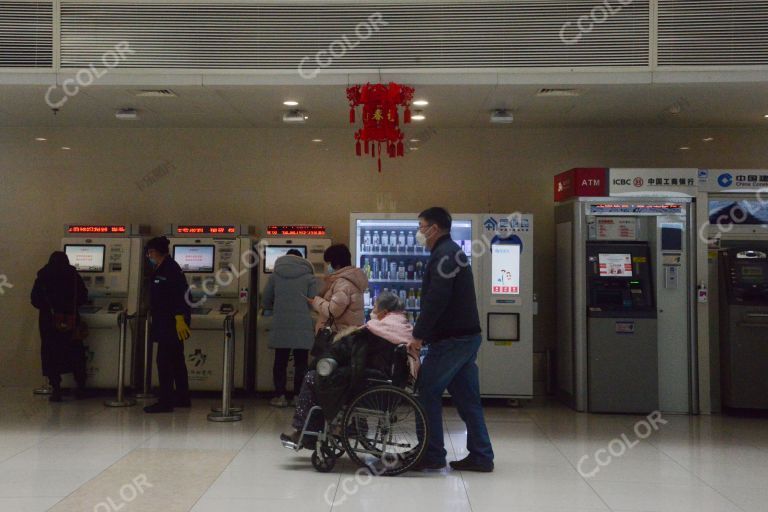 新冠疫情期，春节过后的北京协和医院门诊楼