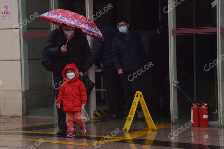 中国美术馆，冒雨观展的观众