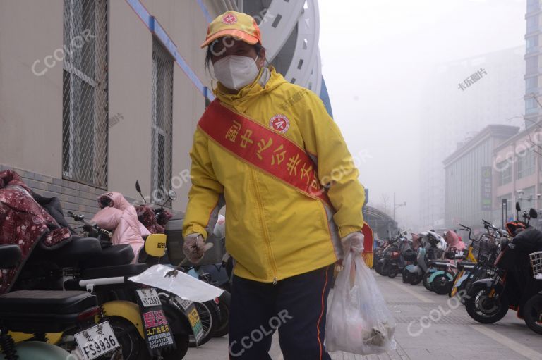 学雷锋日，北京城市副中心的文明志愿者在地铁站外捡拾垃圾