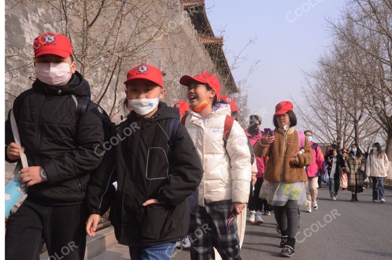 新冠疫情过后，前往故宫参观游览的学生旅游团