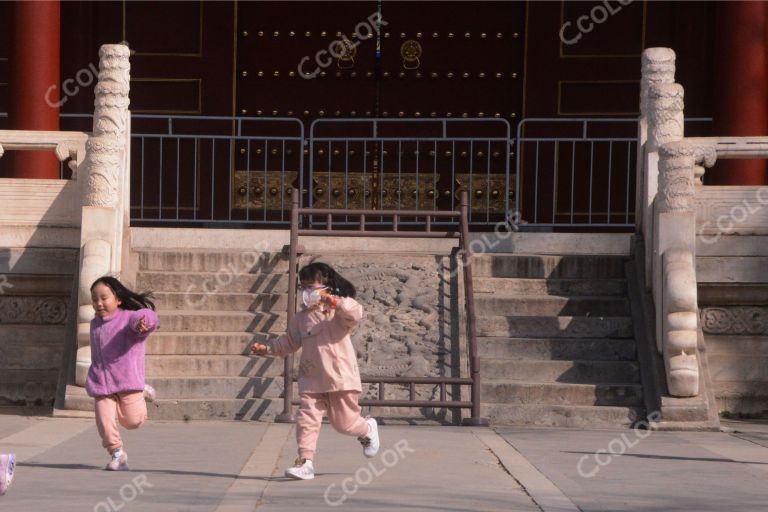 场景类：儿童在景山公园寿皇殿景区嬉戏