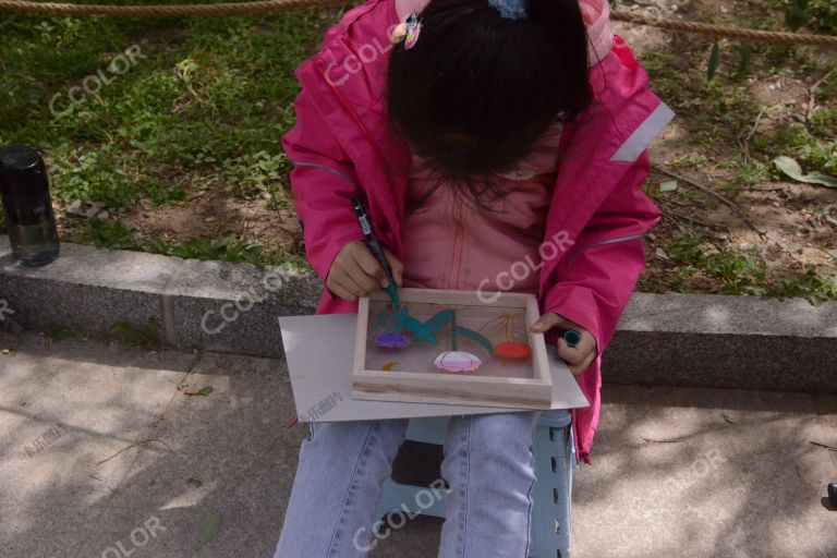 场景类：国家植物园春季，绘画的少年儿童