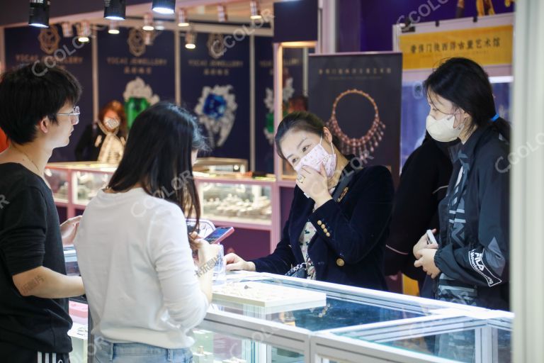 2023中国国际珠宝首饰展览会现场选购商品的人