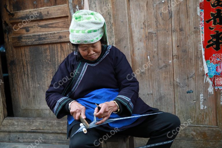 少数民族老人手工编织