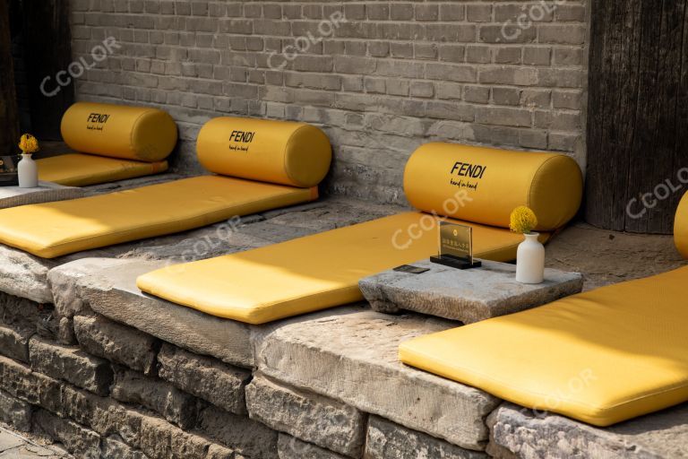 FENDI芬迪艺术展上的黄色坐垫