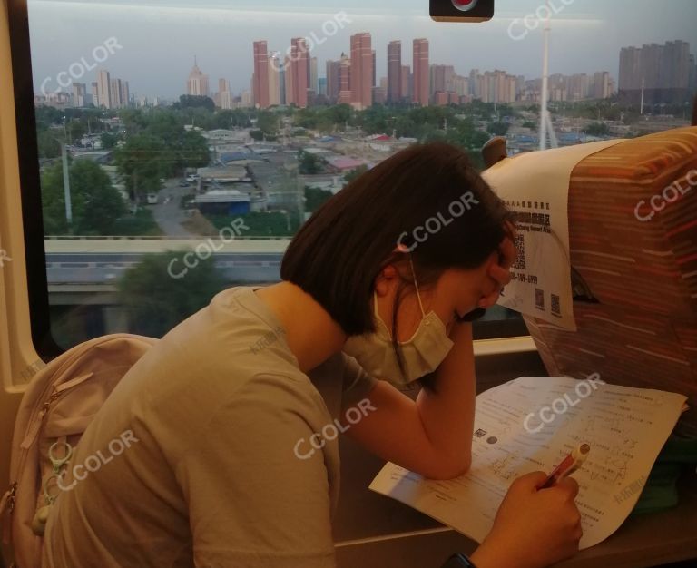 场景类：女孩在高铁车厢内写作业