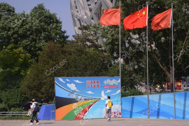 中国旅游日，奥体公园国家体育场鸟巢升起国旗