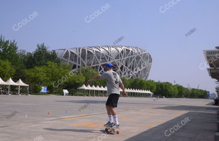 奥体公园，国家体育场（鸟巢）北侧玩轮滑的青年