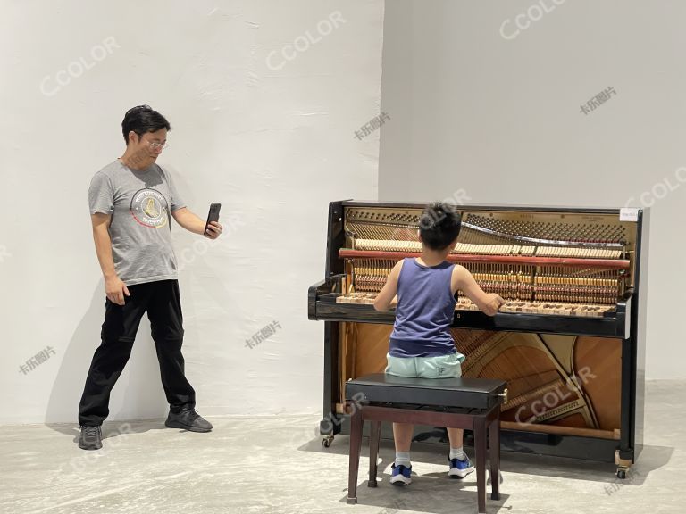 弹钢琴的小男孩——木质钢琴