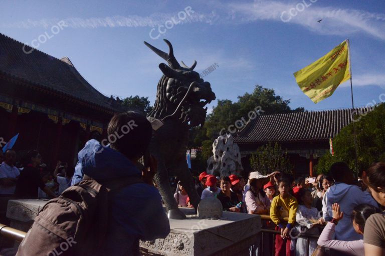 国庆节期间，颐和园乐寿堂前场景