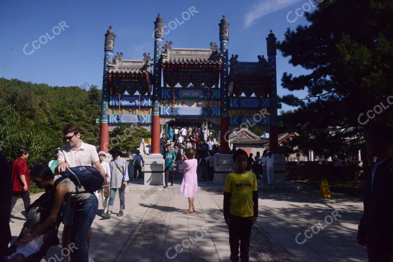 国庆节期间，颐和园的游客