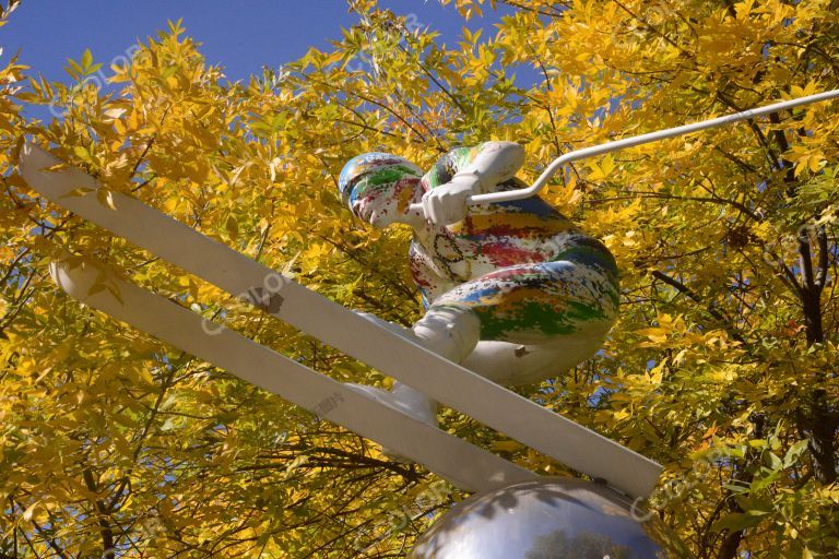 奥体公园秋季风光，奥运景观雕塑飞雪