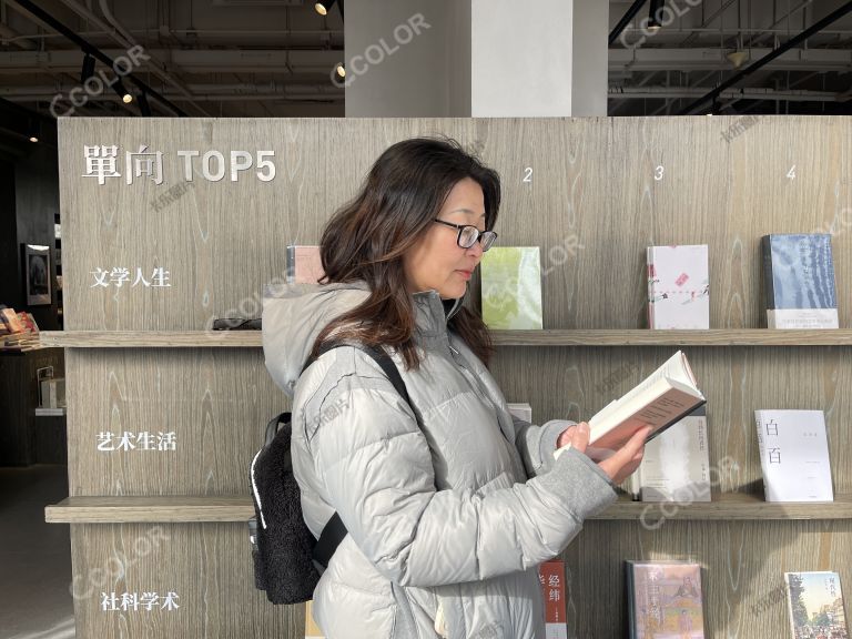 单向空间书店看书的人