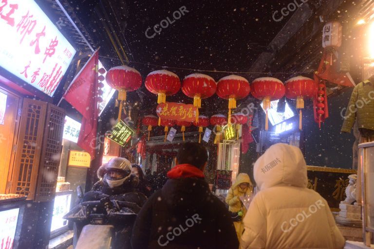 春节，什刹海景区烟袋斜街雪夜
