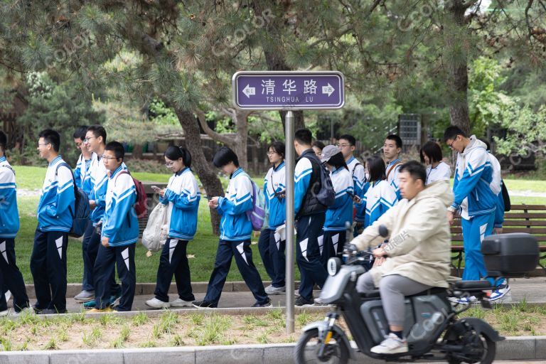 来清华参观的学生