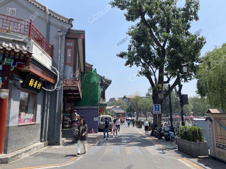 什刹海景区，外国人经过银锭桥边北京老字号稻香村门前