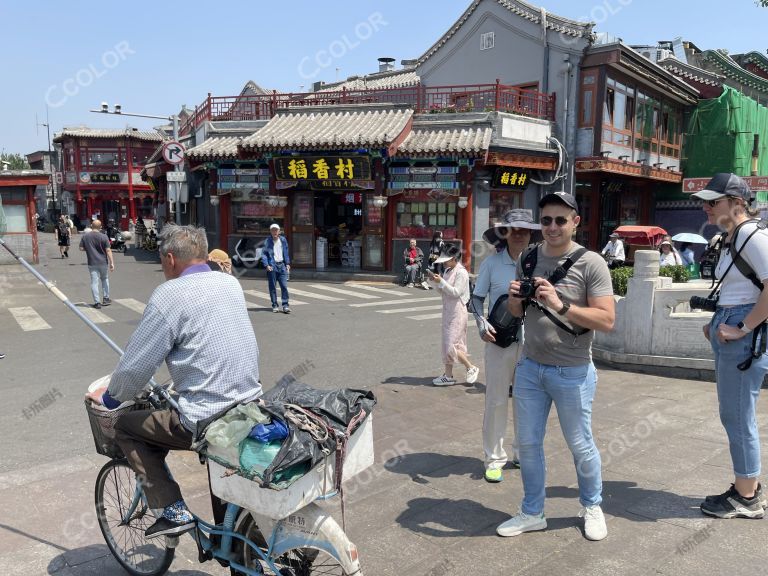 什刹海景区，外国人经过银锭桥边北京老字号稻香村门前