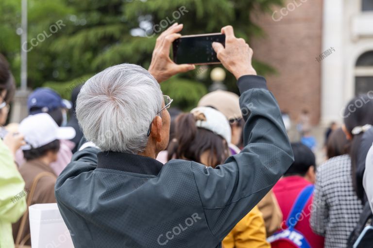 老年人使用手机拍摄视频