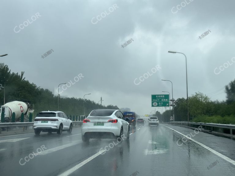 雨天路上行驶的汽车