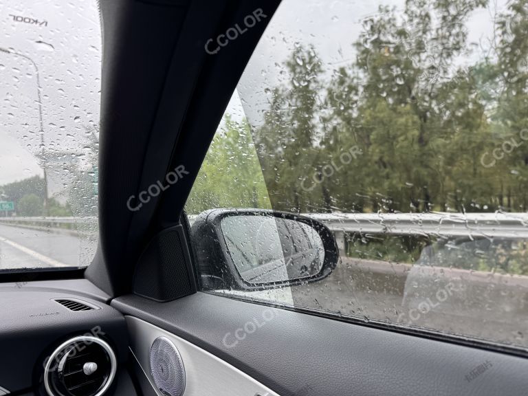 雨天路上行驶的汽车