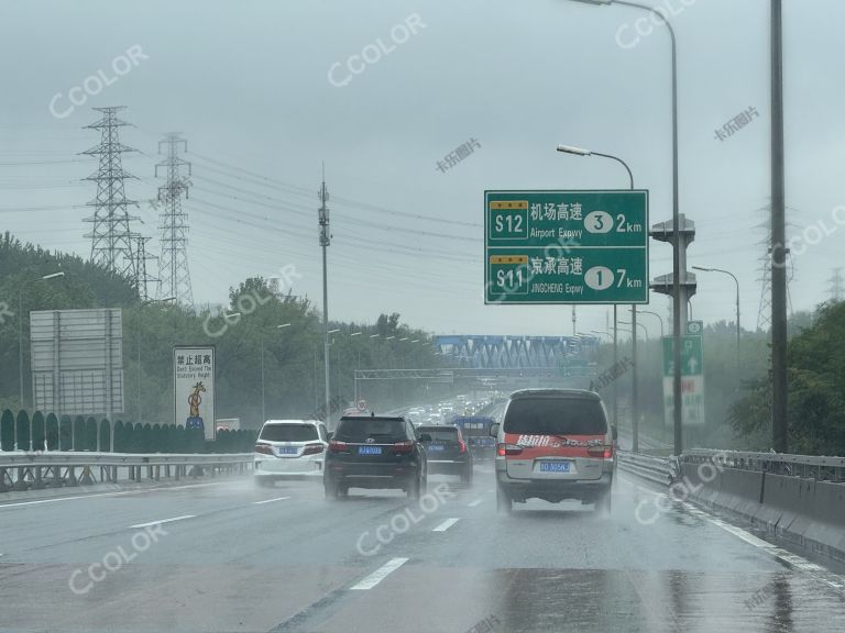 雨天路上行驶的汽车