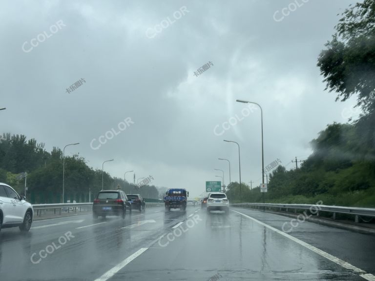 雨天路上行驶的汽车