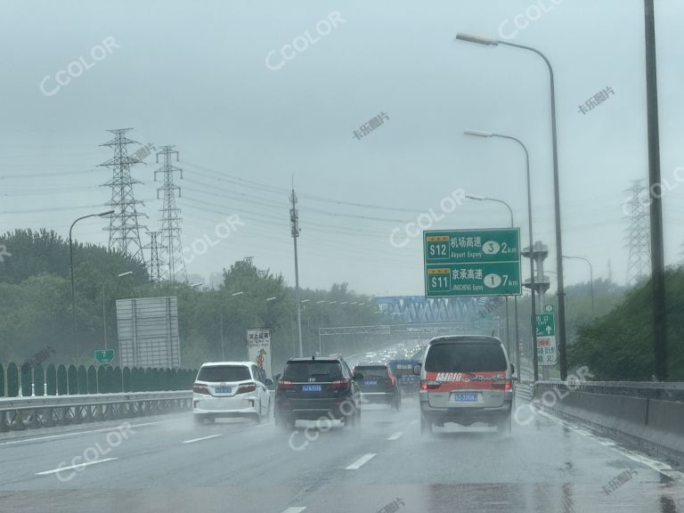 雨天路上行驶的汽车