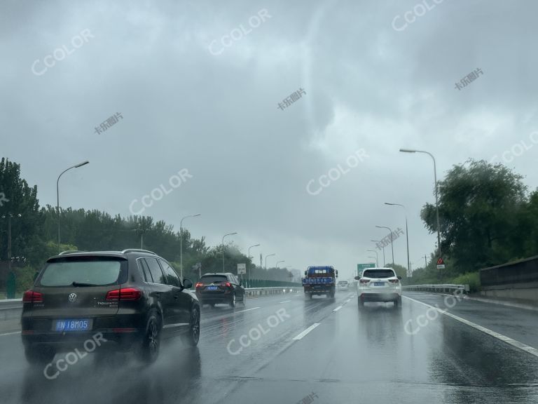 雨天路上行驶的汽车